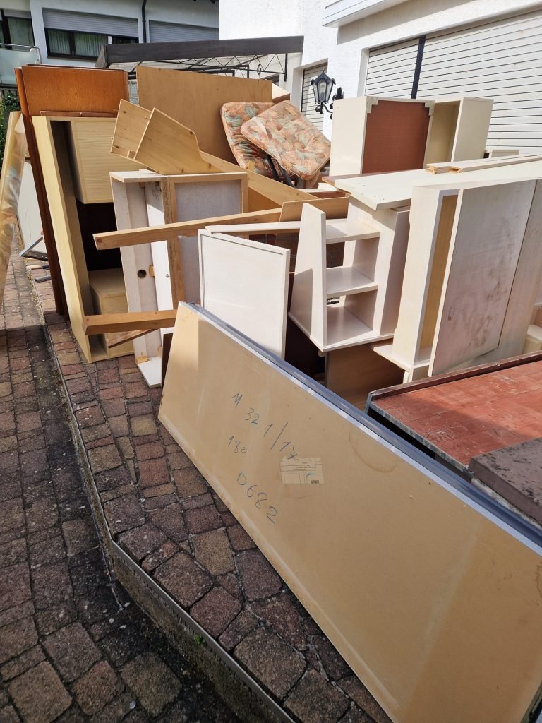 Haushaltsauflösung, Entsorgung, Abbruch, Transport, Umzug, Montage, Bodenarbeiten, Malerarbeiten, Reinigungsservice, Renovierung, Hausservice